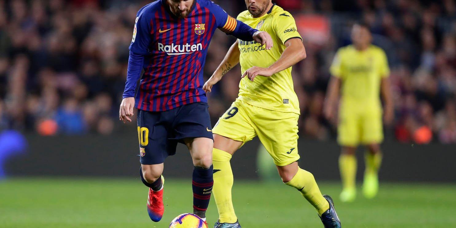 Villarreals Santi Cazorla, här i duell med Barcelonas Lionel Messi, gjorde båda målen i 2–2-mötet med Real Madrid. Arkivbild.