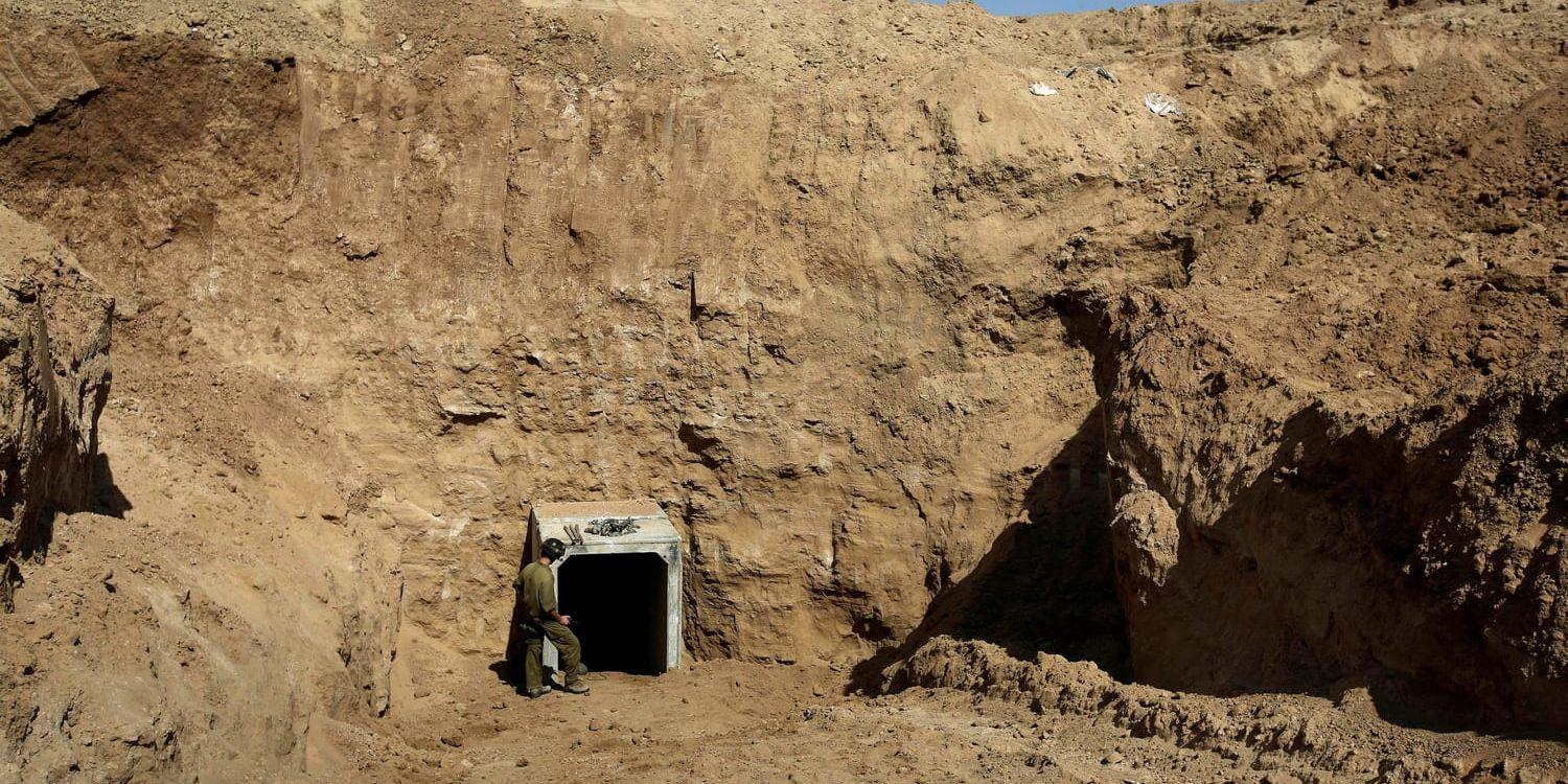 En israelisk soldat vaktar utgången till en tunnel nära gränsen mellan Israel och den Hamaskontrollerade Gazaremsan. Bilden är från ett tidigare tillfälle. Arkivbild.