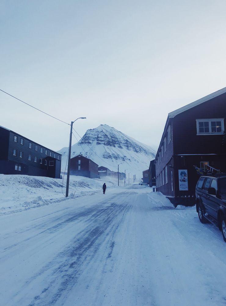  Longyearbyen grundades 1906 av den amerikanske affärsmannen John Munroe Longyear, som kom till ögruppen för att bryta kol. I dag bor cirka 2 000 personer i samhället. För att vara så litet finns gott om service och infrastruktur: flygplats, universitet, skola, idrottshall, simbassäng samt flera hotell och barer.