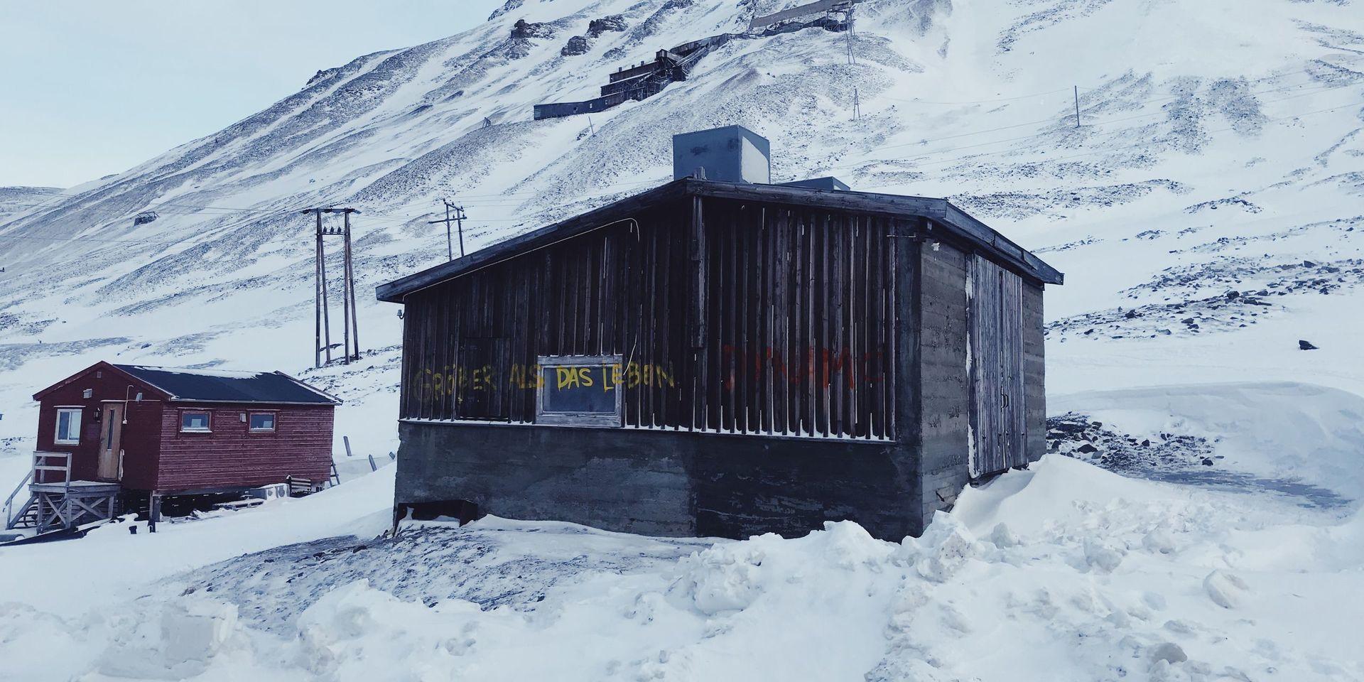 Skadegörelse och brottslighet är ovanligt på Svalbard. Det gula klottret på ett av husen är ett av få exempel.