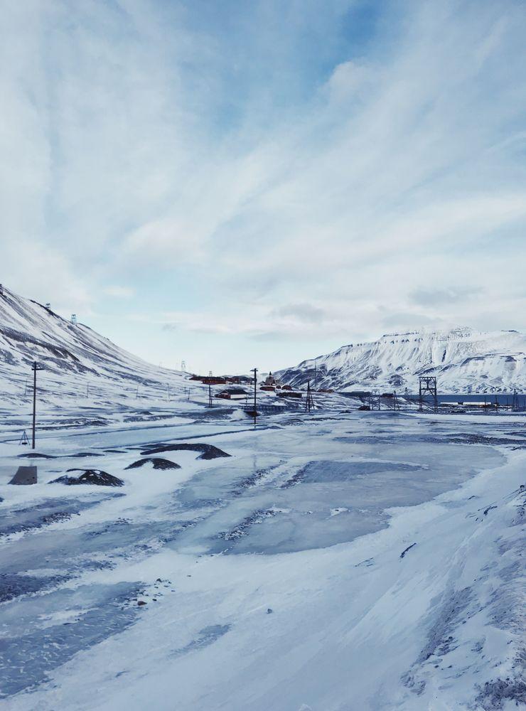 Svalbard hör till Norge, men sedan 2002 ansvarar Longyearbyens lokalstyre för bland annat infrastruktur, stadsplanering och barnomsorg.