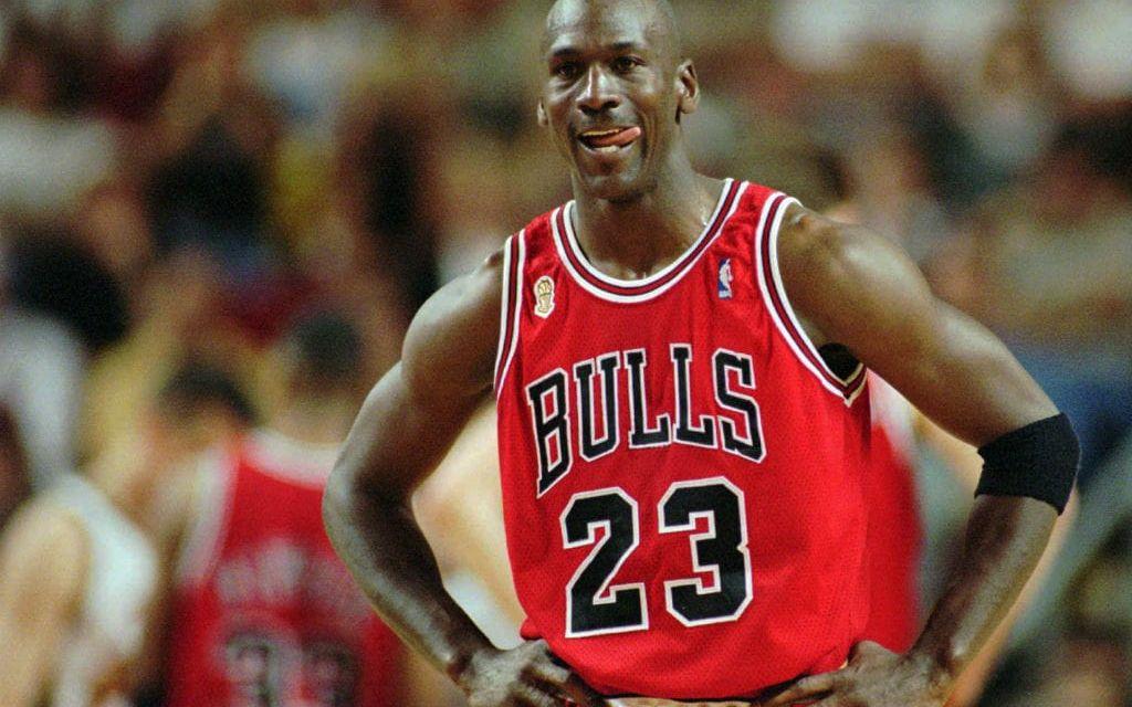 Michael Jordan, världens bäste basketspelare genom alla tider, drog in cirka 800 miljoner kronor under sin basketkarriär som slutade med 6 NBA-titlar. Bild: TT