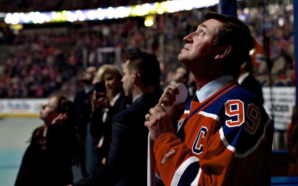 Wayne Gretzky är ishockeyns störste spelare någonsin. Hans tröjnummer, 99, är hissat i taket av NHL vilket innebär att ingen i hela ligan någonsin får bära hans tröjnummer igen.  Bild: TT