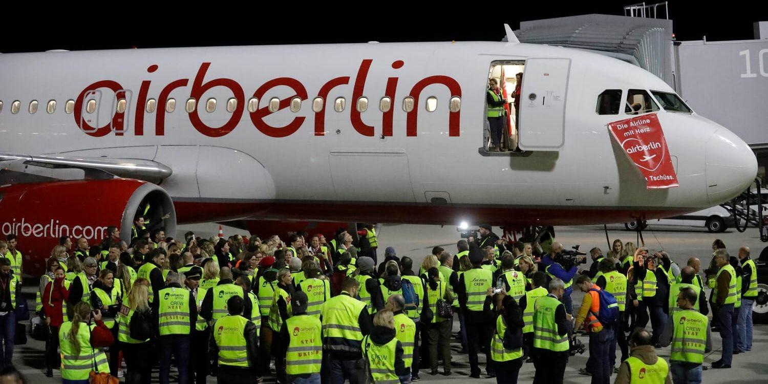 Flygplatspersonal samlas vid det sista flygplan som flög för Air Berlin.