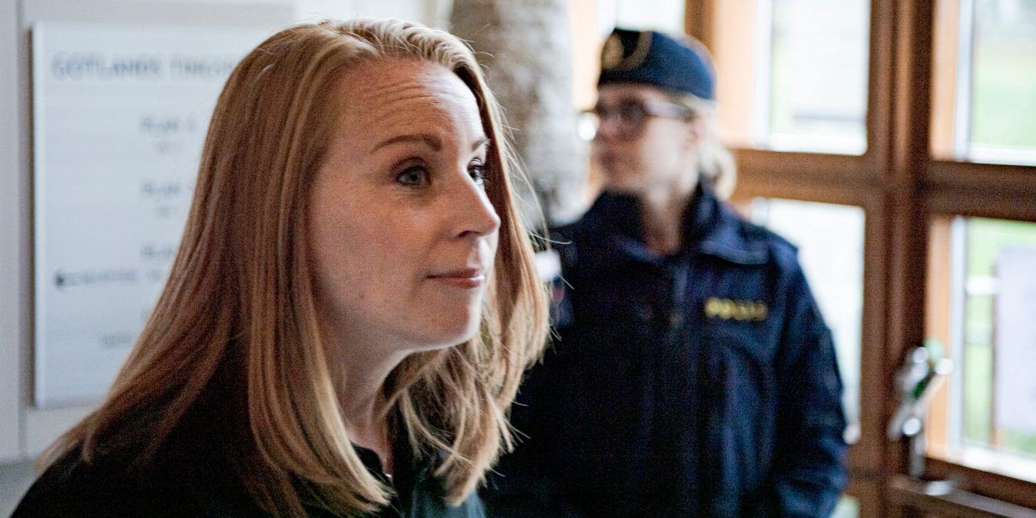 VISBY 20221108Centerpartiets partiledare Annie Lööf anländer till huvudförhandlingen i mål om terroristbrott i Visby inleds vid Gotlands tingsrätt. Foto: Tim Aro/ TT / kod 12130
