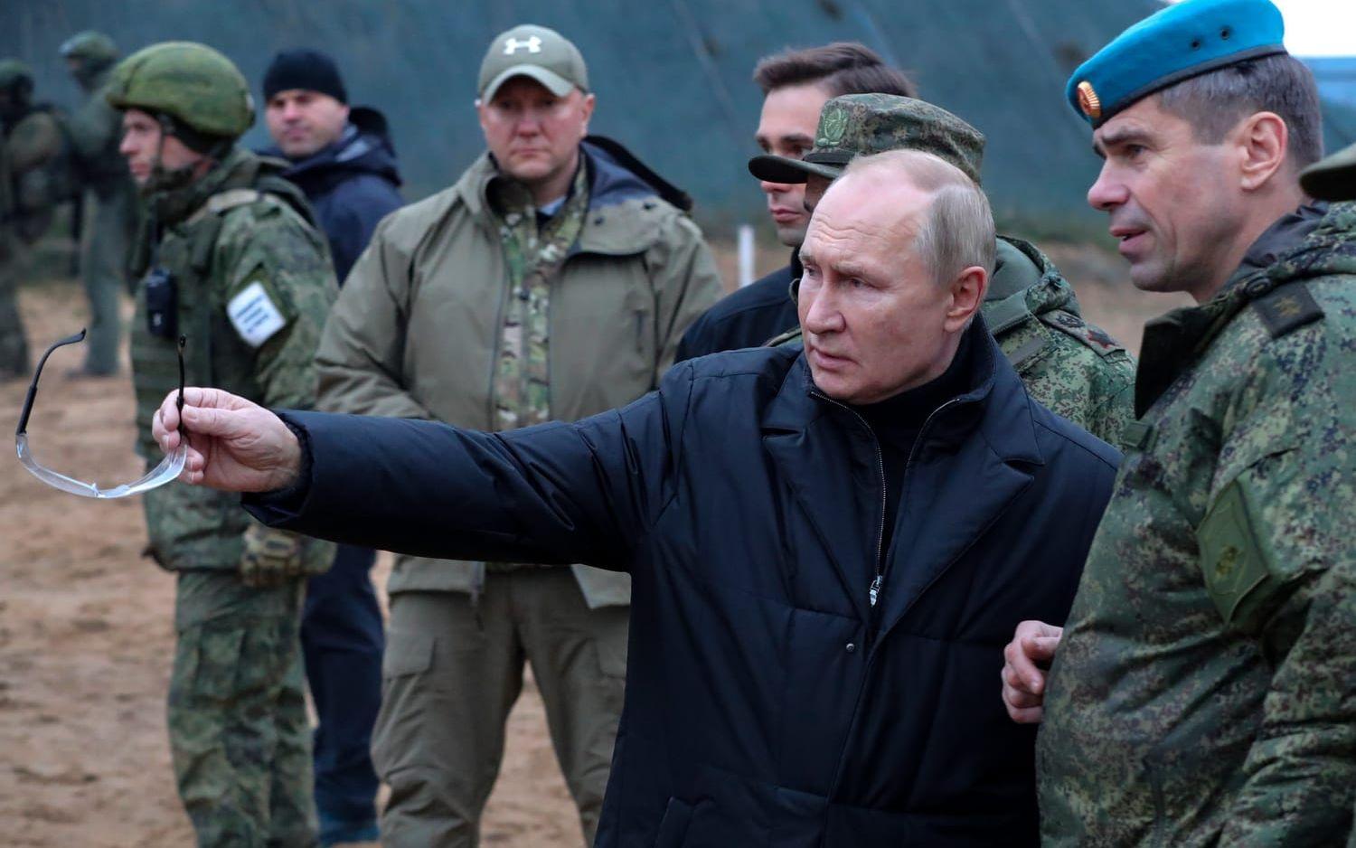 FILE - Russian President Vladimir Putin, second right, gestures as he visits with Deputy Commander of the Airborne Troops Anatoly Kontsevoy, right, a military training centre of the Western Military District for mobilised reservists in Ryazan Region, Russia, on Oct. 20, 2022. Moscow after a string of battlefield defeats and other setbacks, further cornering Russian President Vladimir Putin and setting the stage for an escalation. Ukrainian forces pressing an offensive in the south have zeroed in on Kherson, a provincial capital that has been under Russian control since the early days of the invasion. (Mikhail Klimentyev, Sputnik, Kremlin Pool Photo via AP, File)  XPB911
