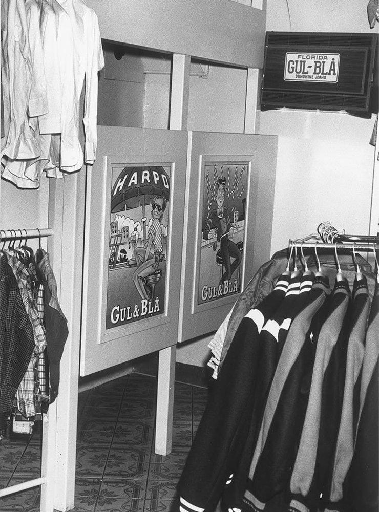 Omklädningsrum och jackor hos Gul &amp; Blå.