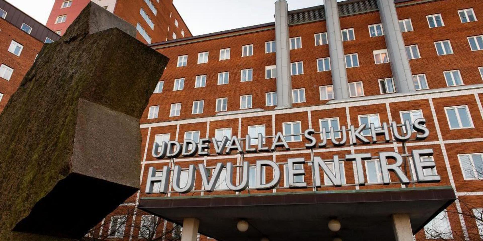 Skribenten är starkt kritisk till att behöva åka till Uddevalla sjukhus för att få sitt vaccin.