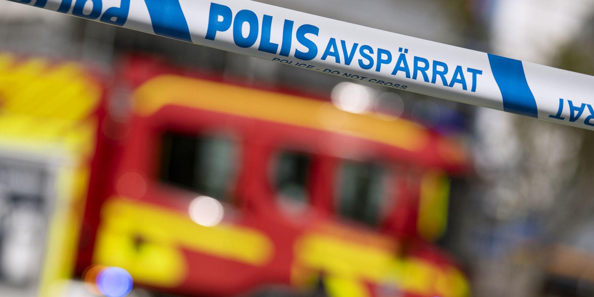 Räddningstjänsten fortsätter kämpa mot branden vid smältverket i Studsvik utanför Nyköping. Arkivbild. 
