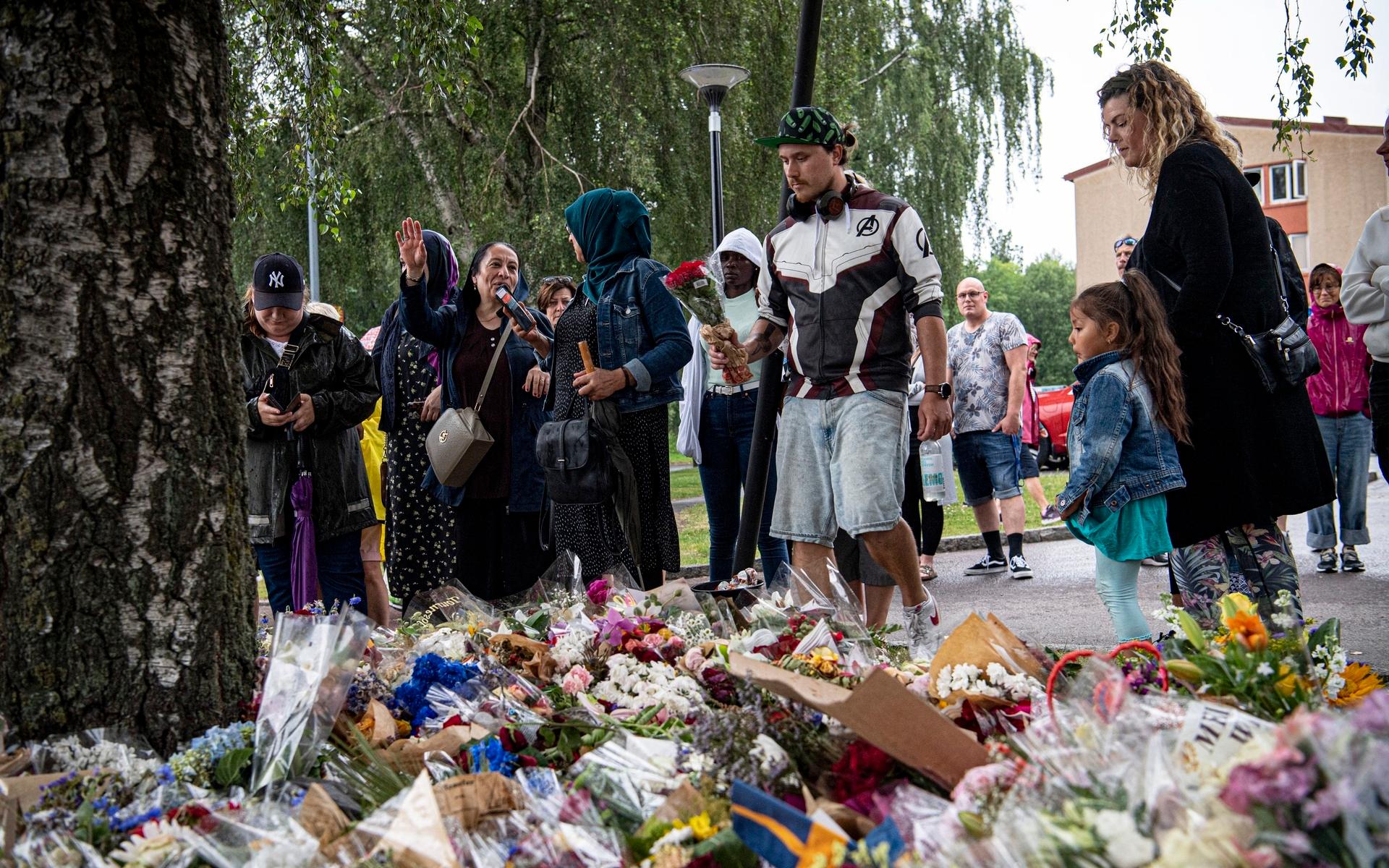 Hundratals promenerade mot våldet i Biskopsgården, från Länsmanstorget till Vågmästareplatsen. Erik Lindquist lämnar blommor på minnesplatsen.