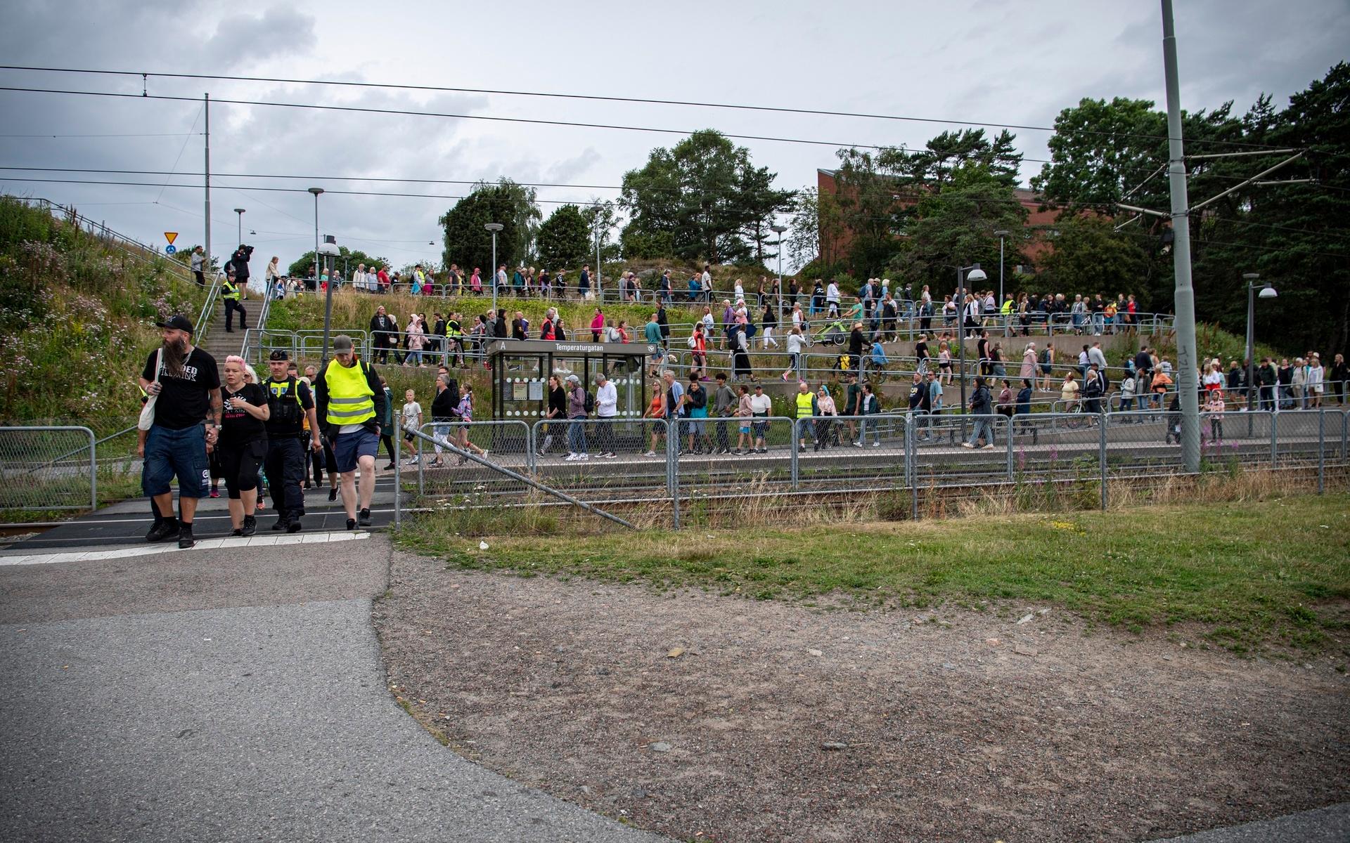 Hundratals promenerade mot våldet i Biskopsgården, från Länsmanstorget till Vågmästareplatsen. 