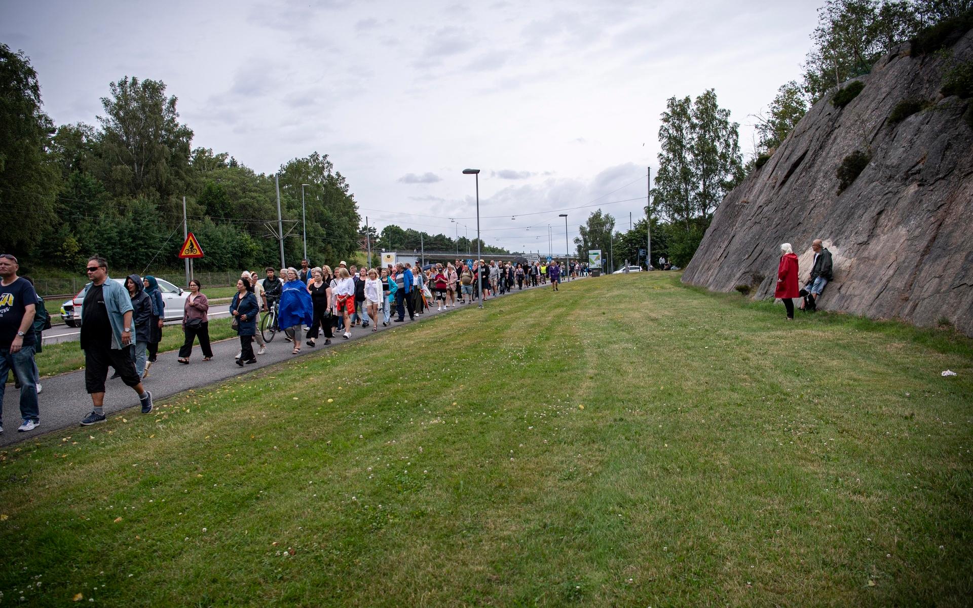 Hundratals promenerade mot våldet i Biskopsgården, från Länsmanstorget till Vågmästareplatsen. 