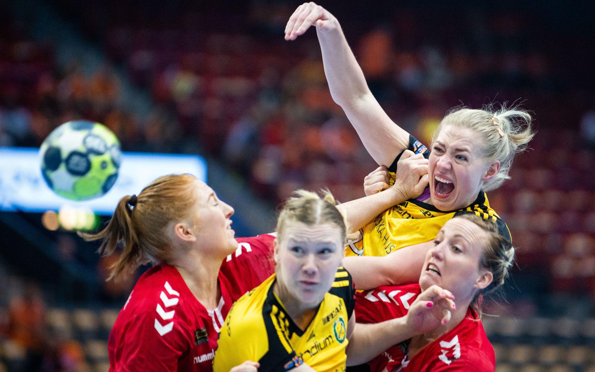 Julia Eriksson inledde målskyttet när hon sköt 1-0 till Sävehof. 