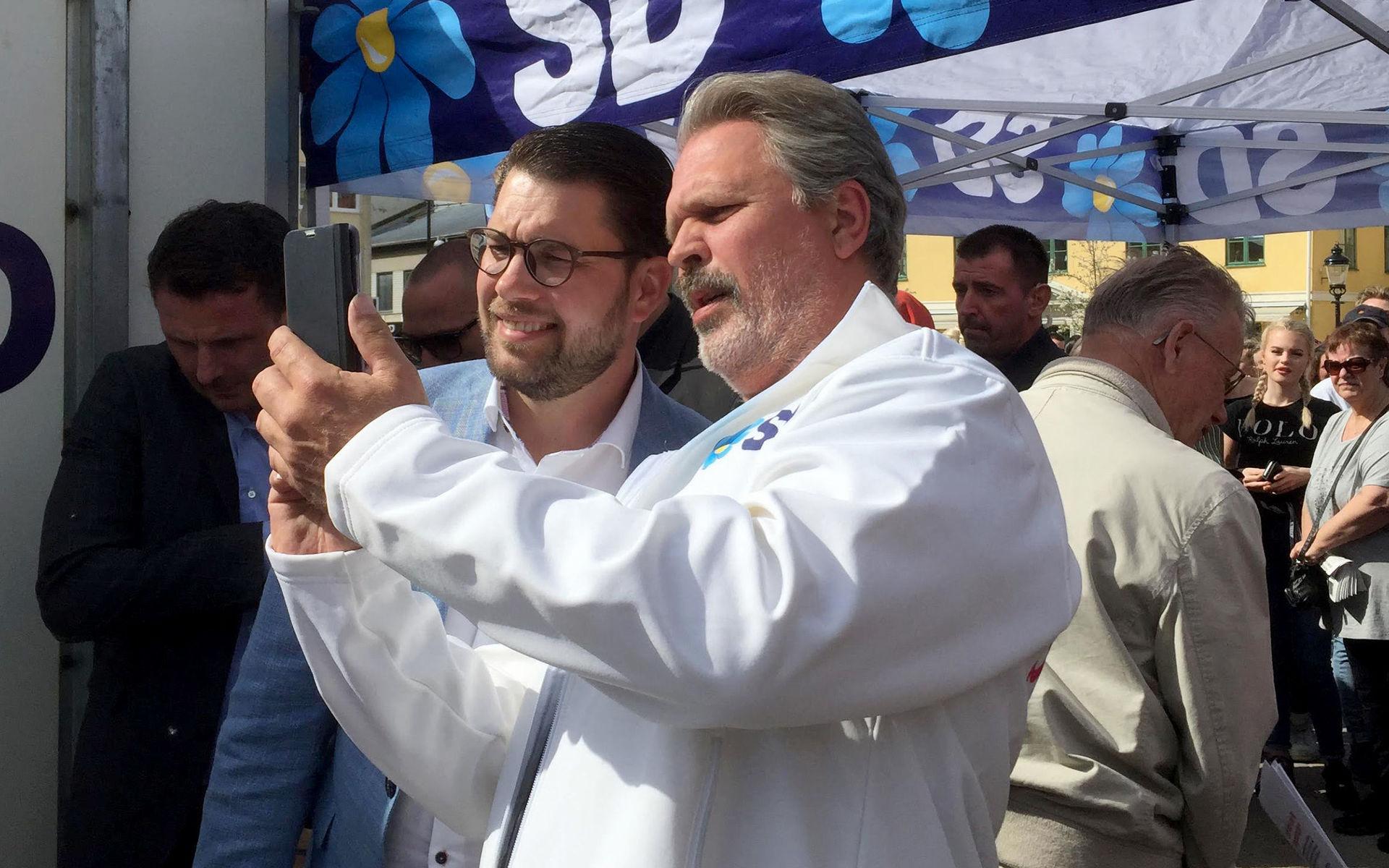 Sverigedemokraternas partiledare Jimmie Åkesson tog många selfies, som här med lokalföreträdaren Leif Frisk, men höll inget tal.