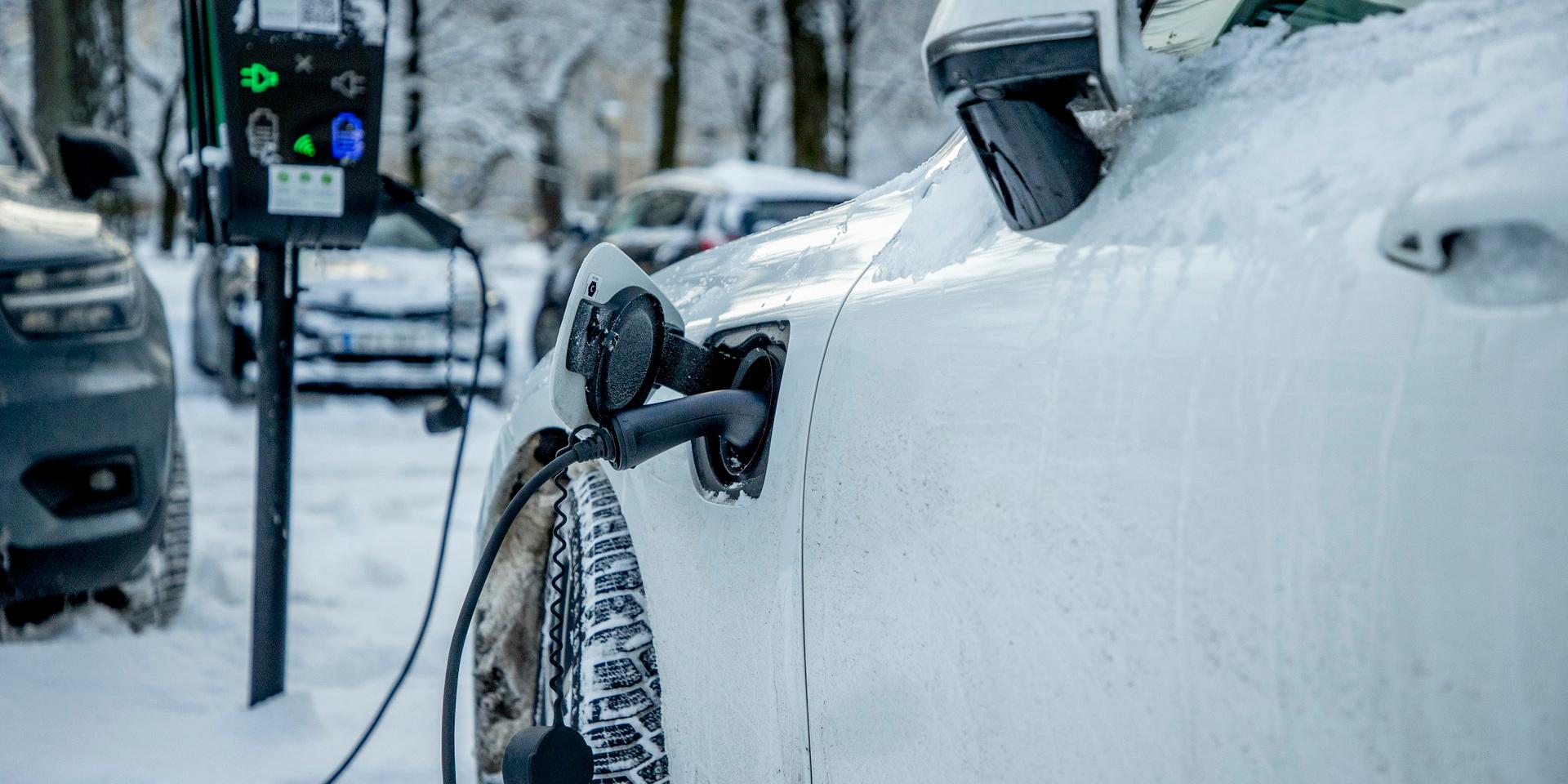 Elbilar i snödrivorna kan låta som ett större problem än det verkligen är. Samtidigt är det ingen tvekan om att kyla och snö minskar elbilarnas räckvidd och det drar ström att hålla värme i kupén om man blir stående.