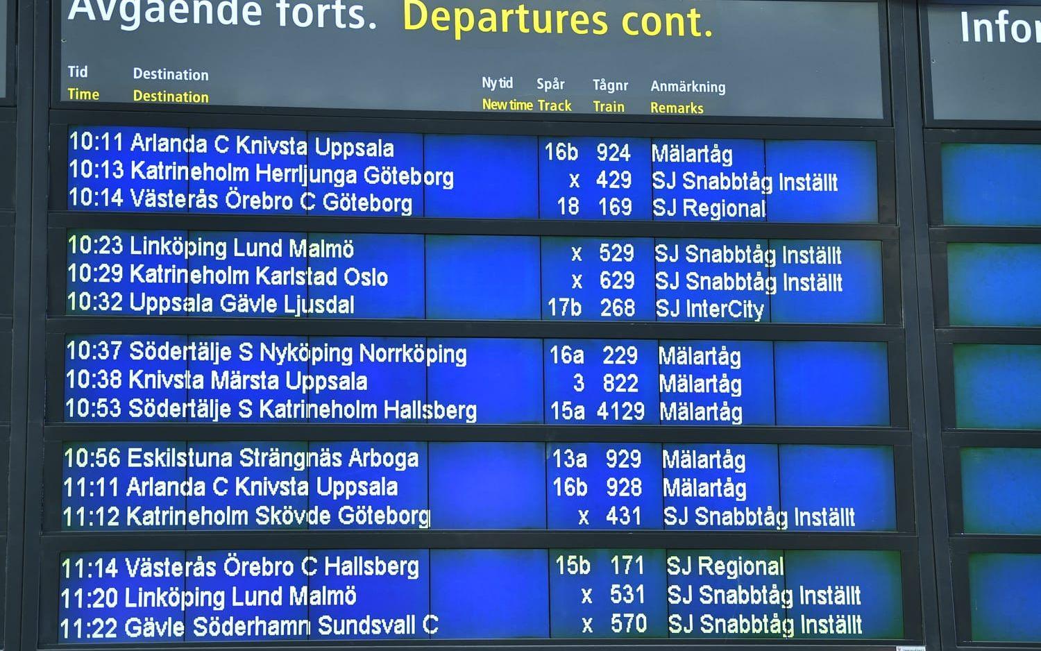 Fullt med inställda snabbtåg på informationstavlan med avgångar på Centralstationen i Stockholm. 