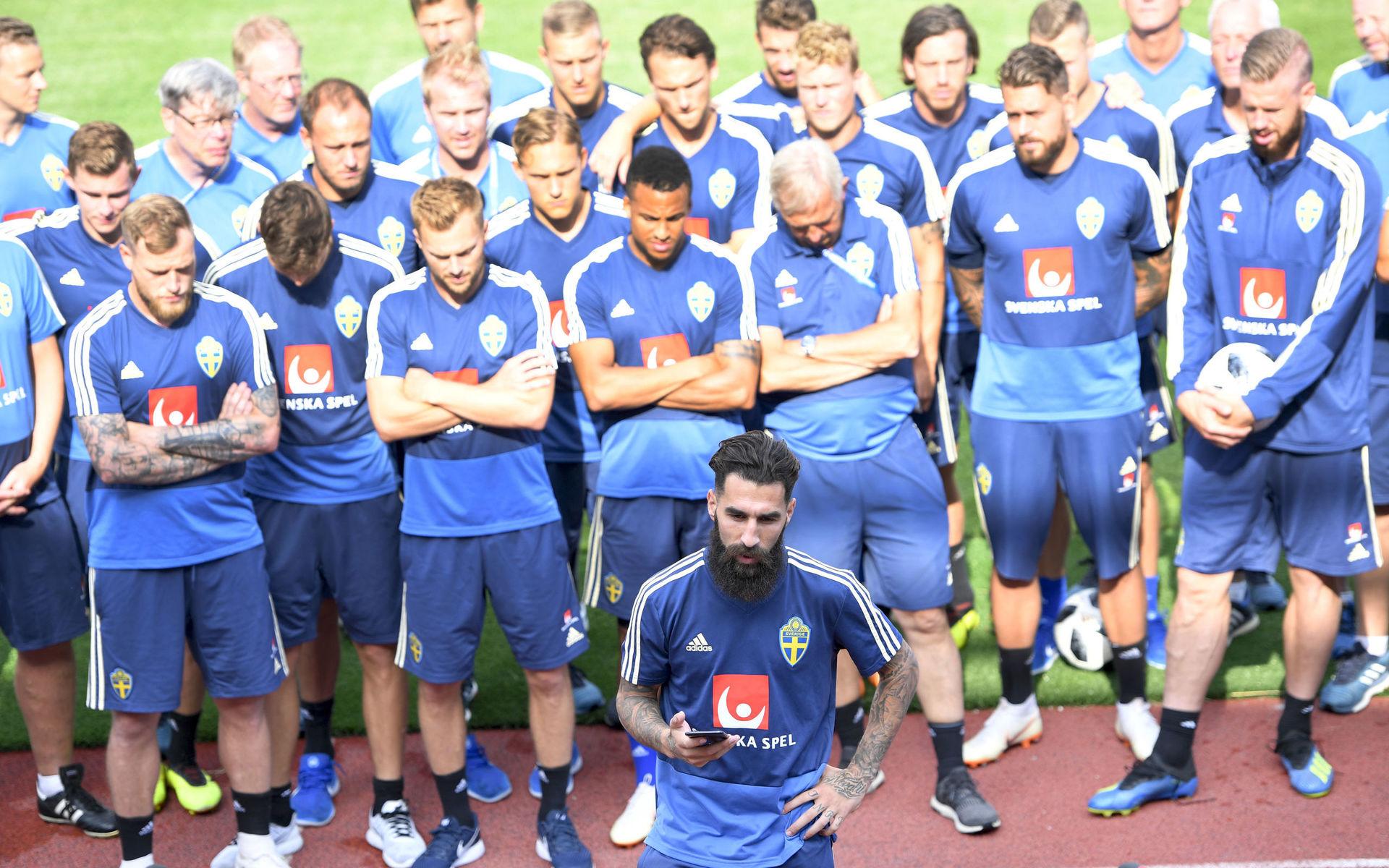 Jimmy Durmaz uppbackad av de övriga spelarna under landslagets träning, dagen efter Tysklandsmatchen, i Gelendzjik under fotbolls-VM i Ryssland.