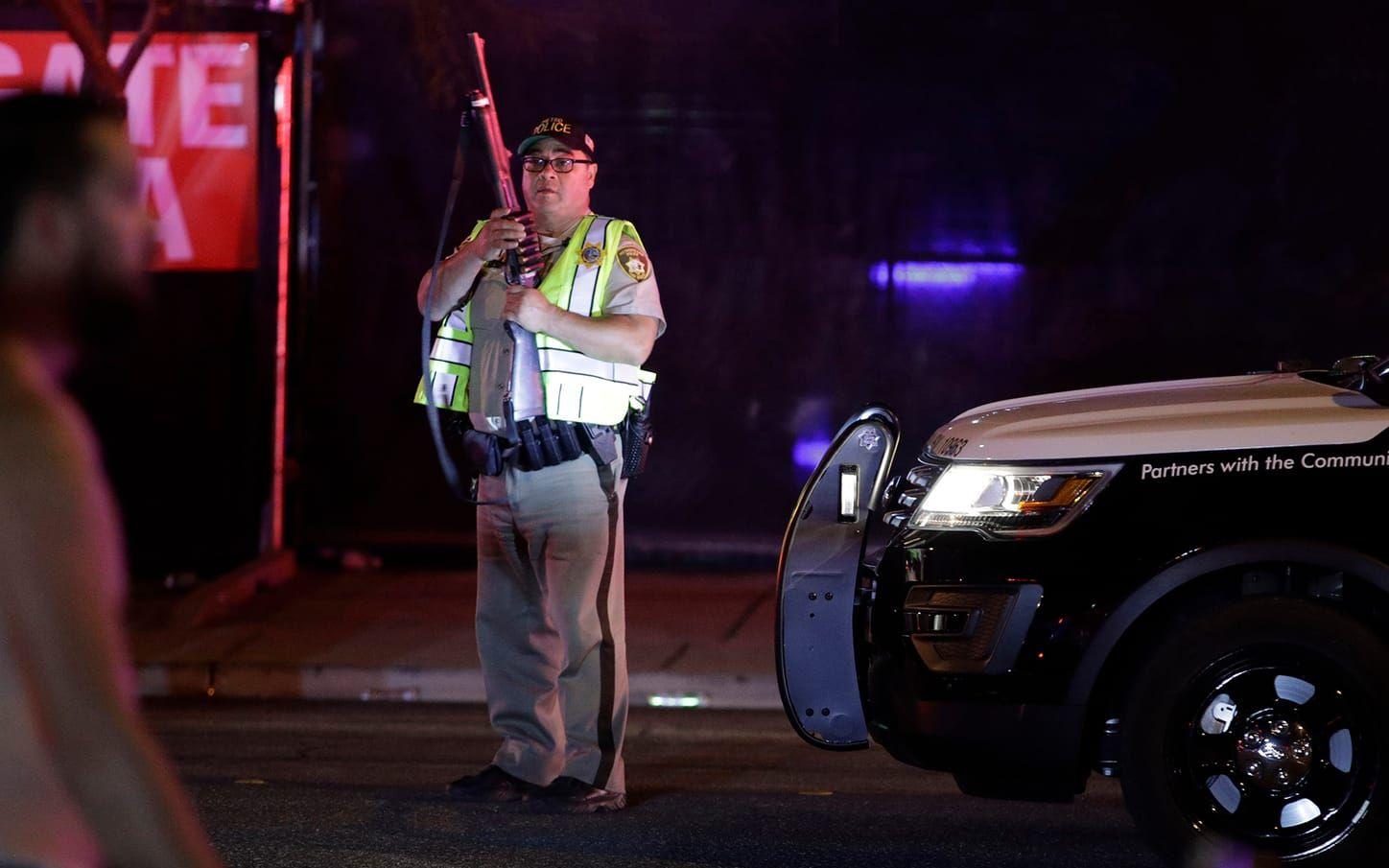 En misstänkt har skjutits på 32:a våningen i Mandalay Bays hotell i Las Vegas. FOTO: AP
