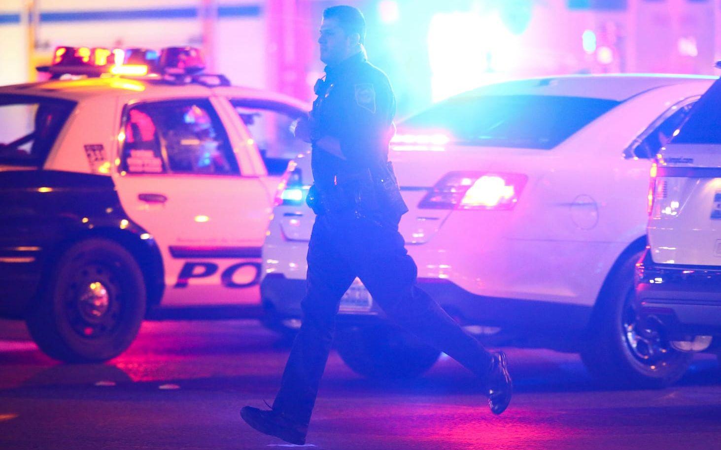 En polis springer längs the Strip under masskjutningen i Las Vegas. FOTO: AP
