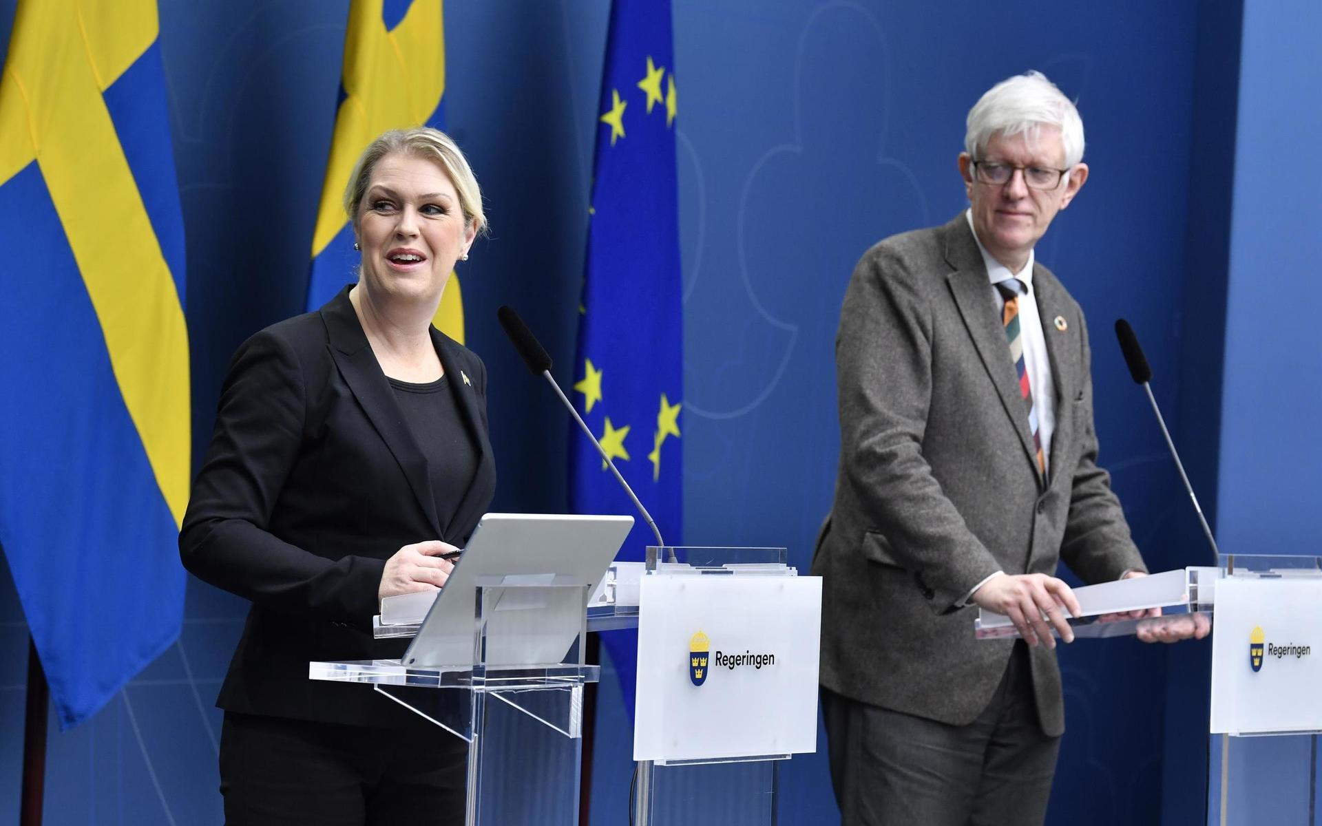 Socialminister Lena Hallengren och Folkhälsomyndighetens generaldirektör Johan Carlson presenterade planer inför vaccinationen.