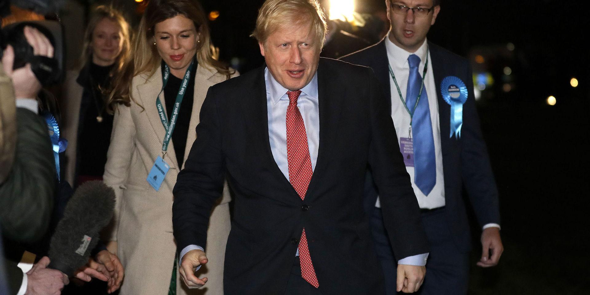 Storbritanniens premiärminister Boris Johnson anländer till sin valkrets Uxbridge under natten till fredag.