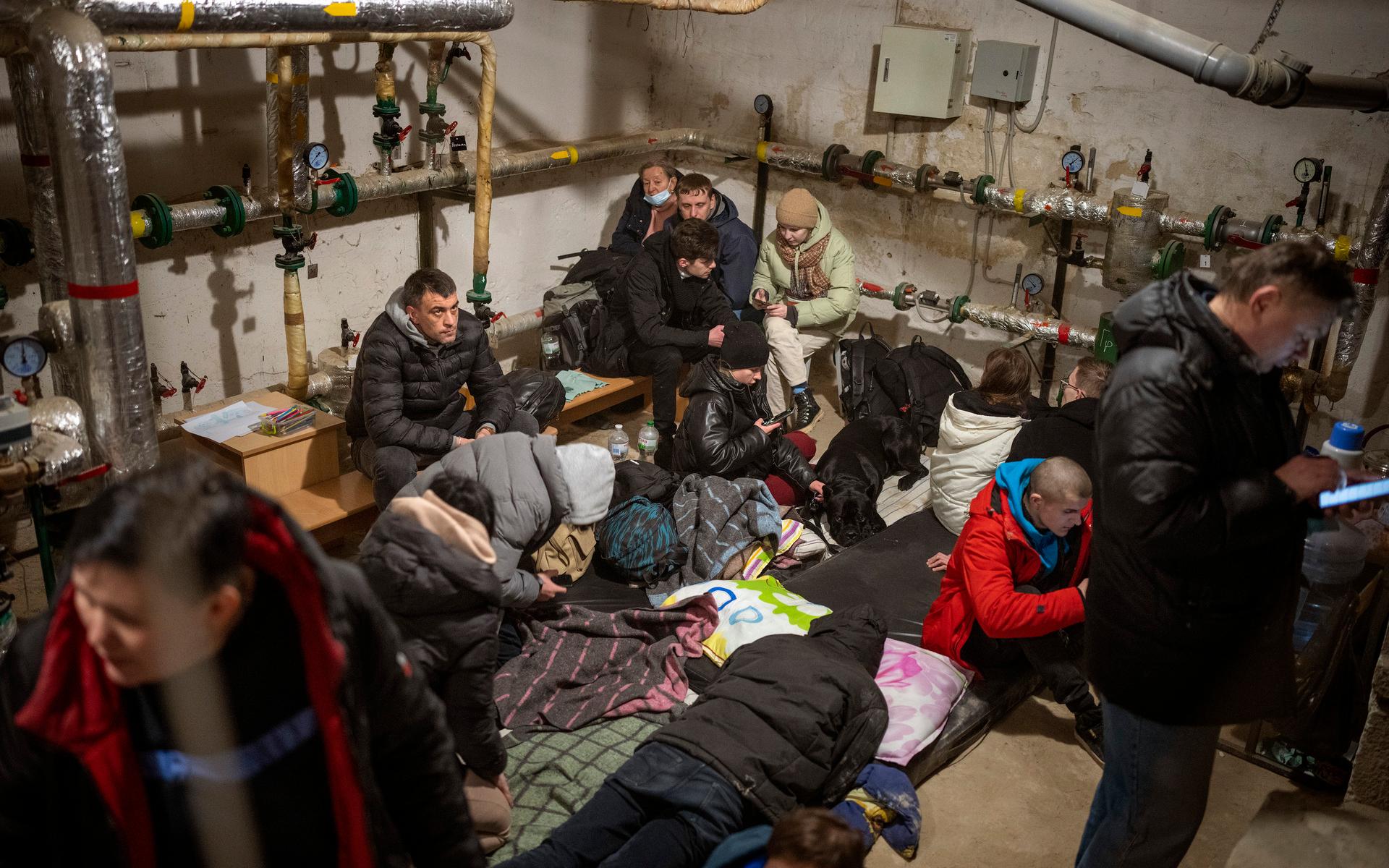 Människor i Kiev samlas i skyddsrum efter att flyglarmen gått.