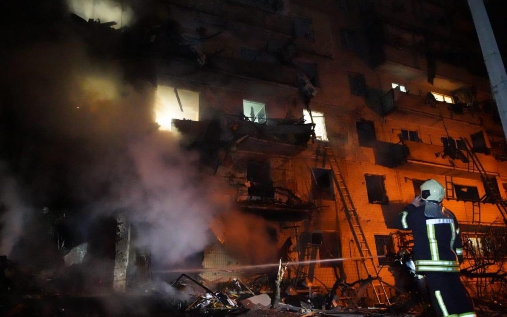 Vid 04.20 ryckte räddningstjänsten i Kiev ut till ett flervåningsbostadshus som träffats av fallande delar från ett nedskjutet flygplan.