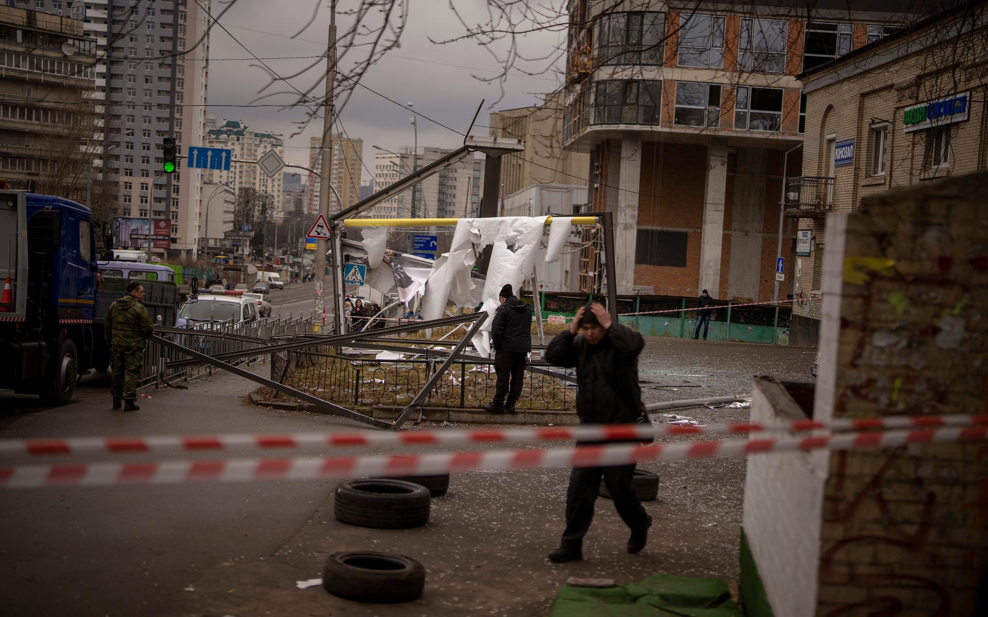 Poliser inspekterar ett område efter ett ryskt luftanfall i Kiev på torsdagen.