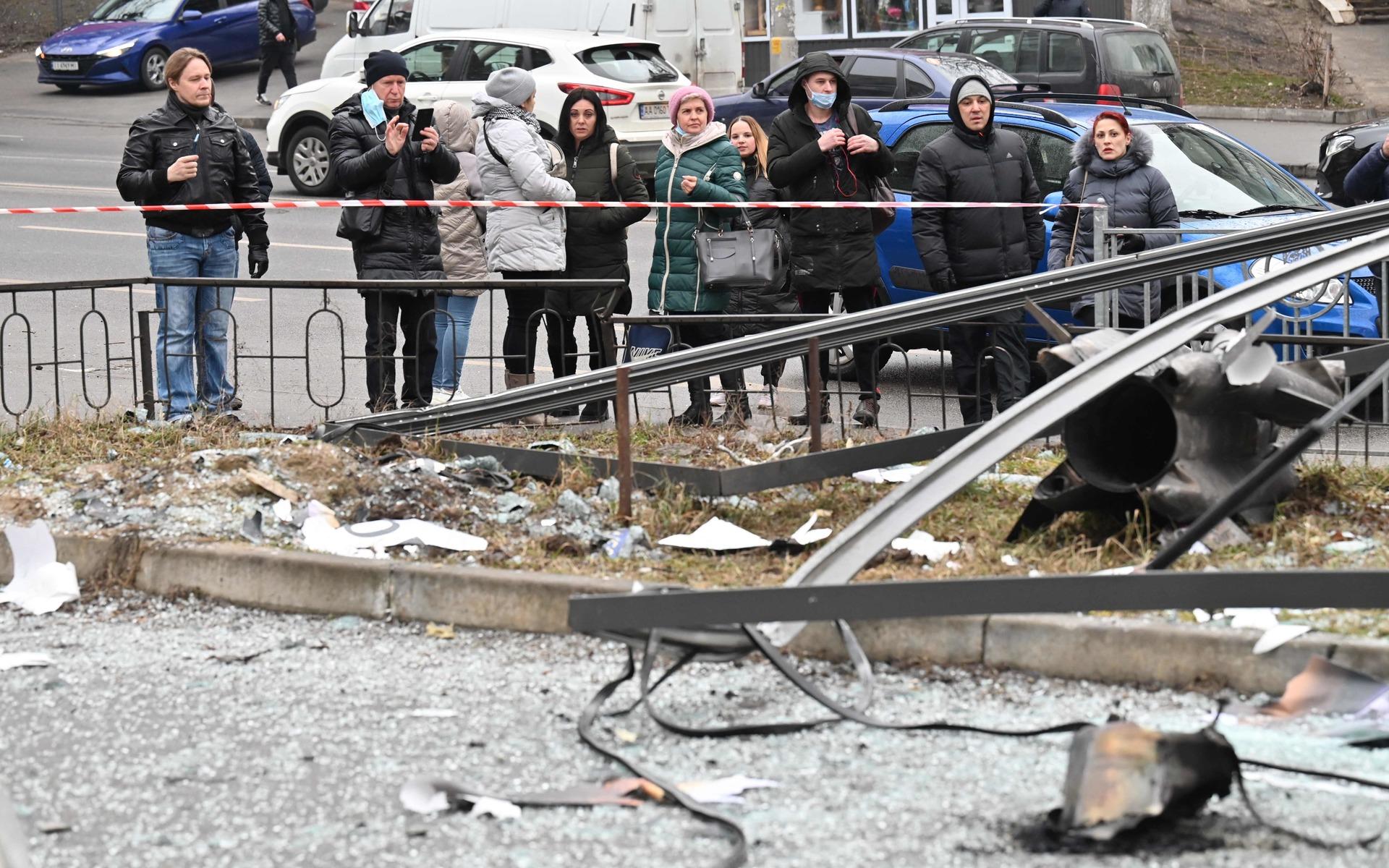 Människor har samlats runt resterna av en missil som föll i Kiev under torsdagsmorgonen.