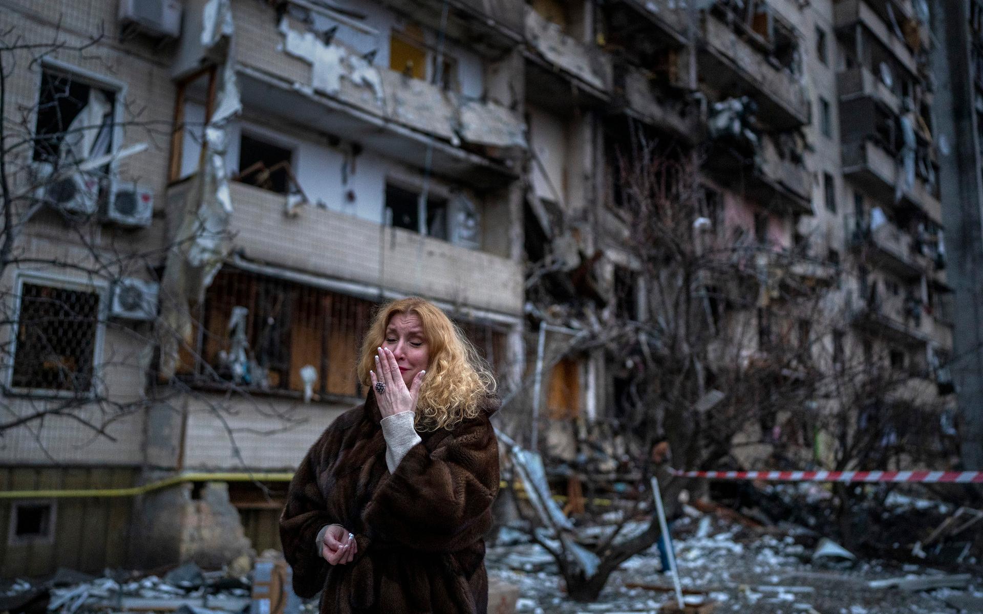 Natali Sevriukova står bredvid sitt hem i Kiev som under den tidiga fredagsmorgonen utsatts för en raketattack.