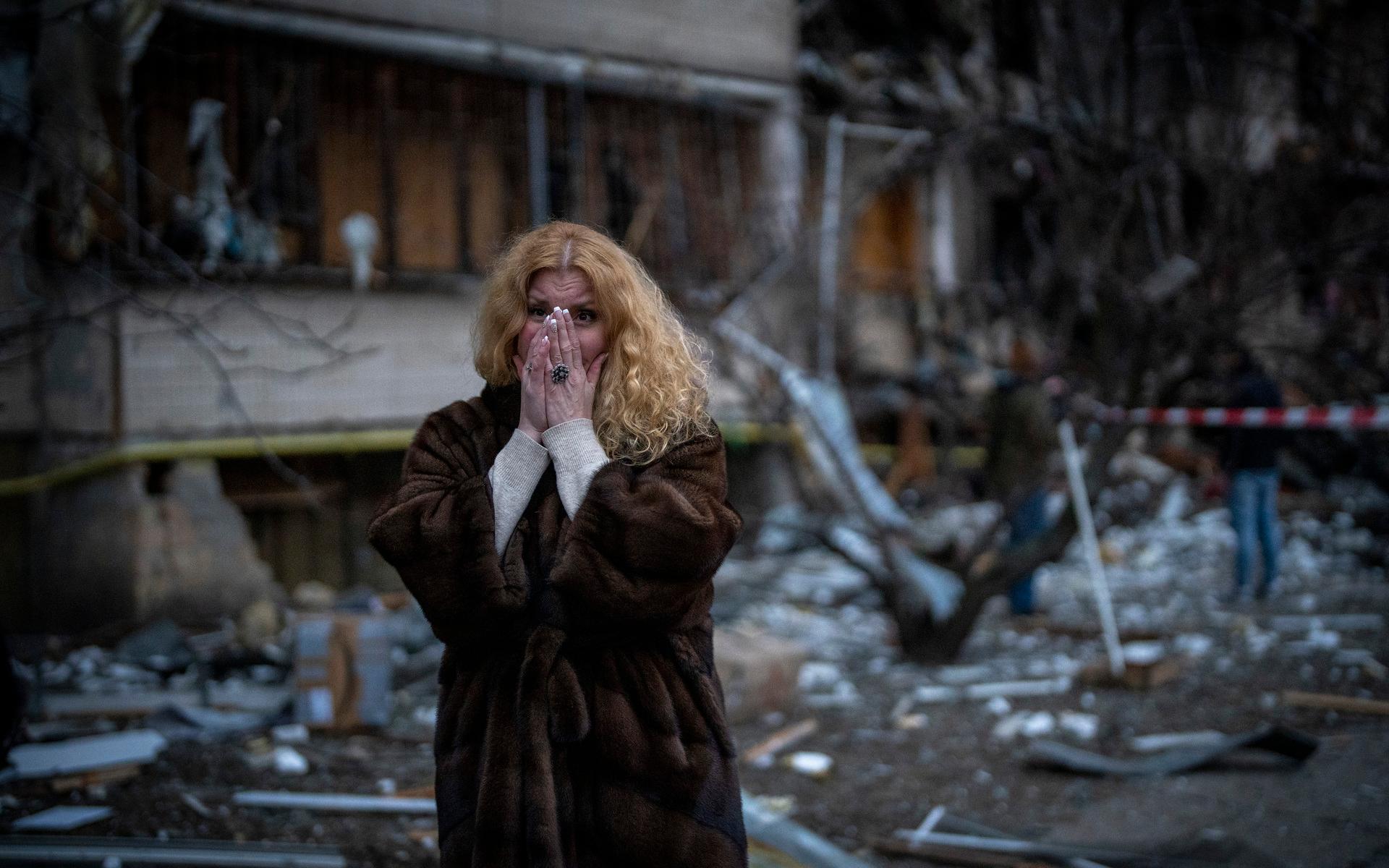 Natali Sevriukova står bredvid sitt hem i Kiev som under den tidiga fredagsmorgonen utsatts för en raketattack.
