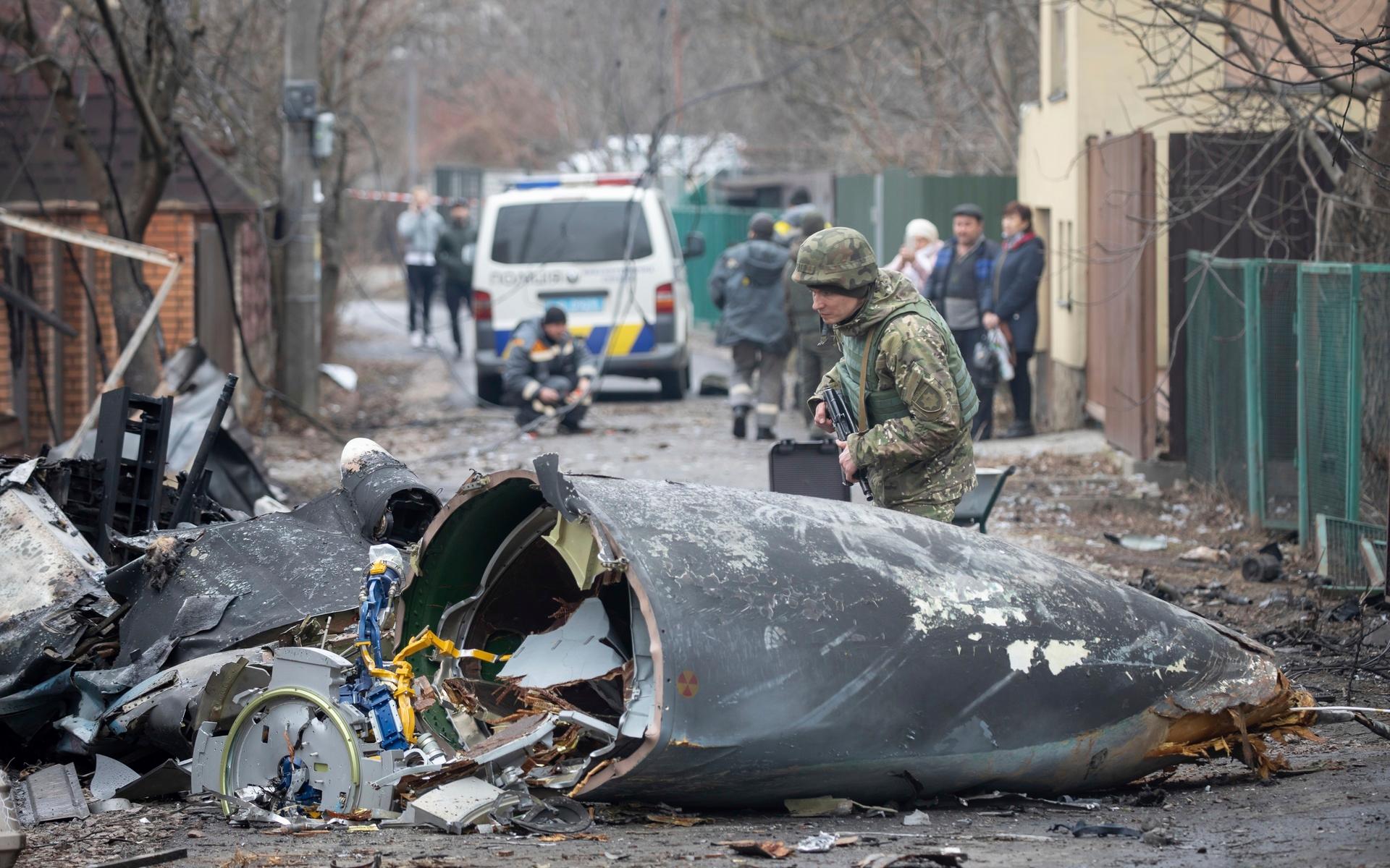 En ukrainsk soldat inspekterar det nedskjutna planet. 