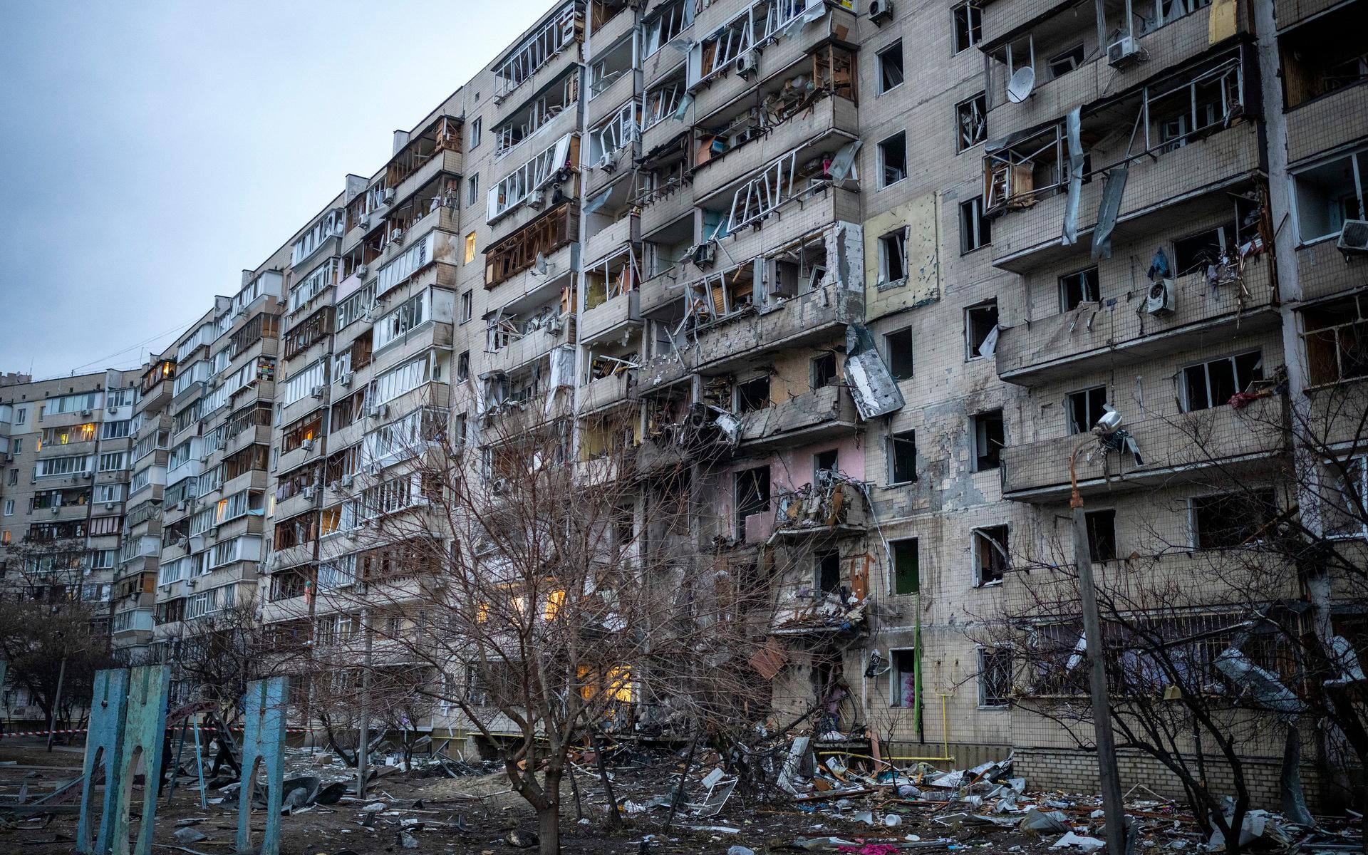  Ett bostadshus i Kiev som under den tidiga fredagsmorgonen utsatts för en raketattack.