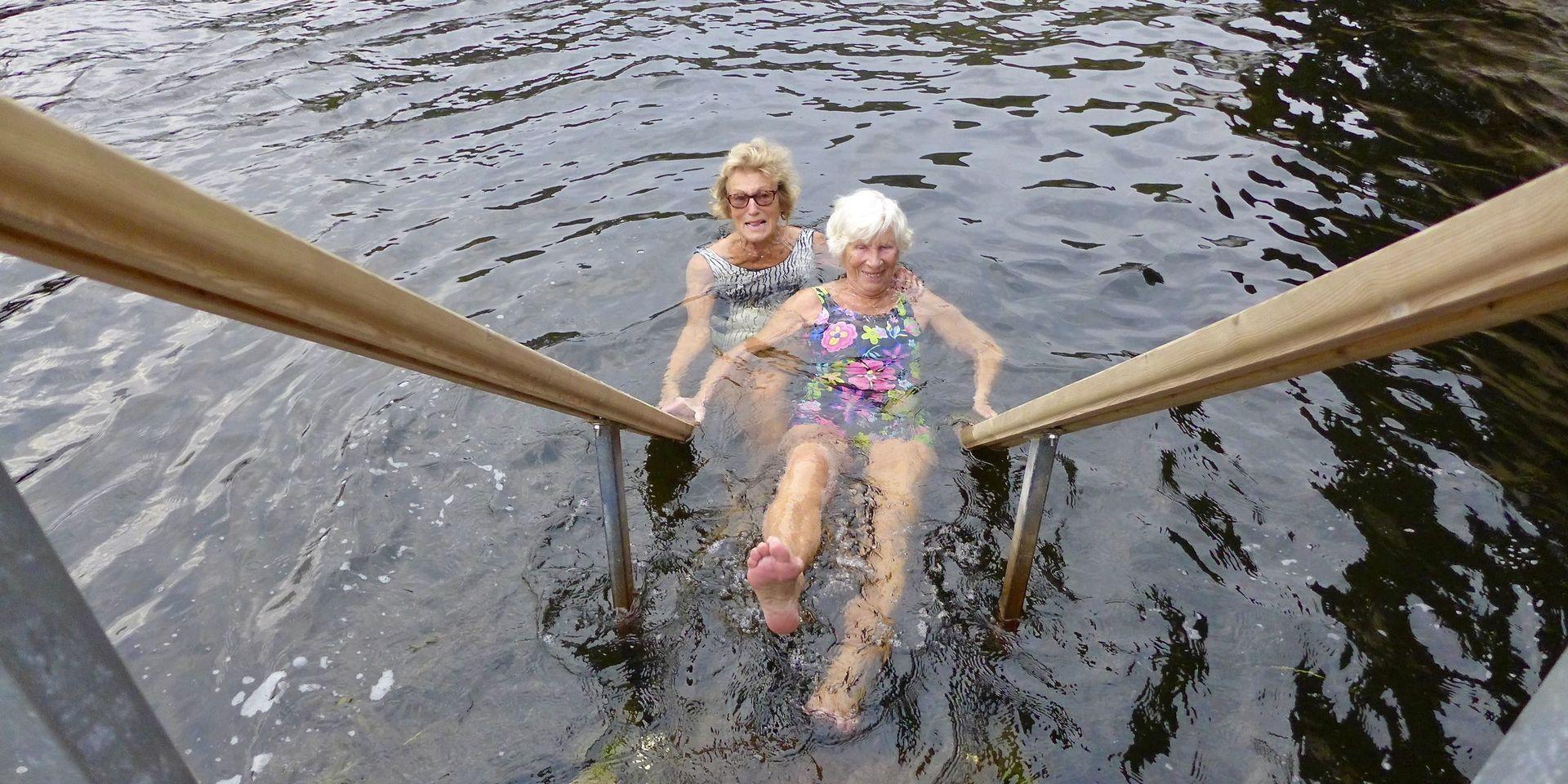 Kallbadhusets drottningar, 90-åringarna Eivor Carlevik (till vänster) och Stina Elisson, tvekar inte att ta sig ett dopp i havet, trots höstväder med få plusgrader.