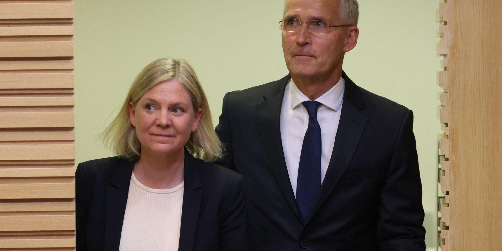 Statsminister Magdalena Andersson och Natos generalsekreterare Jens Stoltenberg på väg in till måndagens presskonferens i Bryssel.