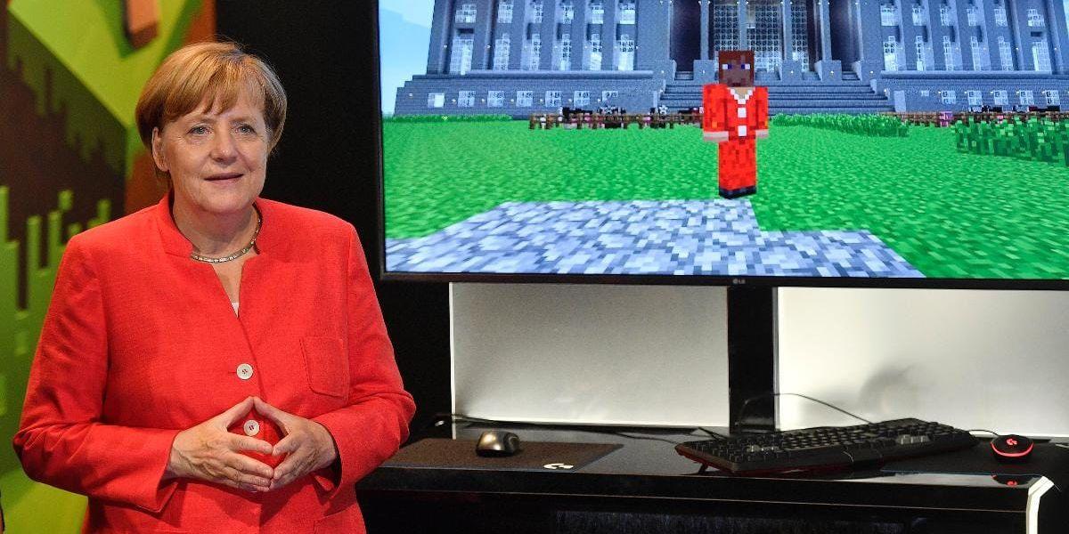 Ledare. Med en månad kvar till valet är Tysklands förbundskansler Angela Merkel långt före konkurrenterna. Här ser vi henne framför en Minecraftversion av tyska riksdagen.