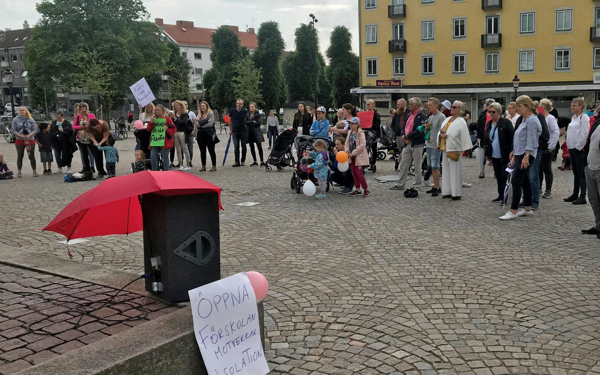 Nu växer protesterna mot att verksamheten på öppna förskolan kan komma att minska i Uddevalla.