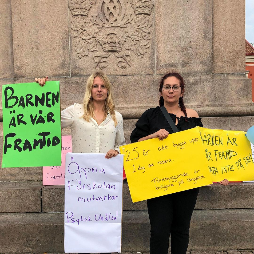 Siri Fagerlund och Nora Åkare (S) som tagit initiativ till demonstrationen.