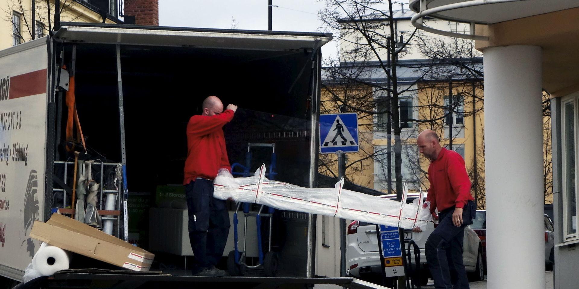 STOCKHOLM 2016-04-29
Flyttfirma lastar in möbler i flyttbil.
Foto Hasse Holmberg / TT Kod 96
