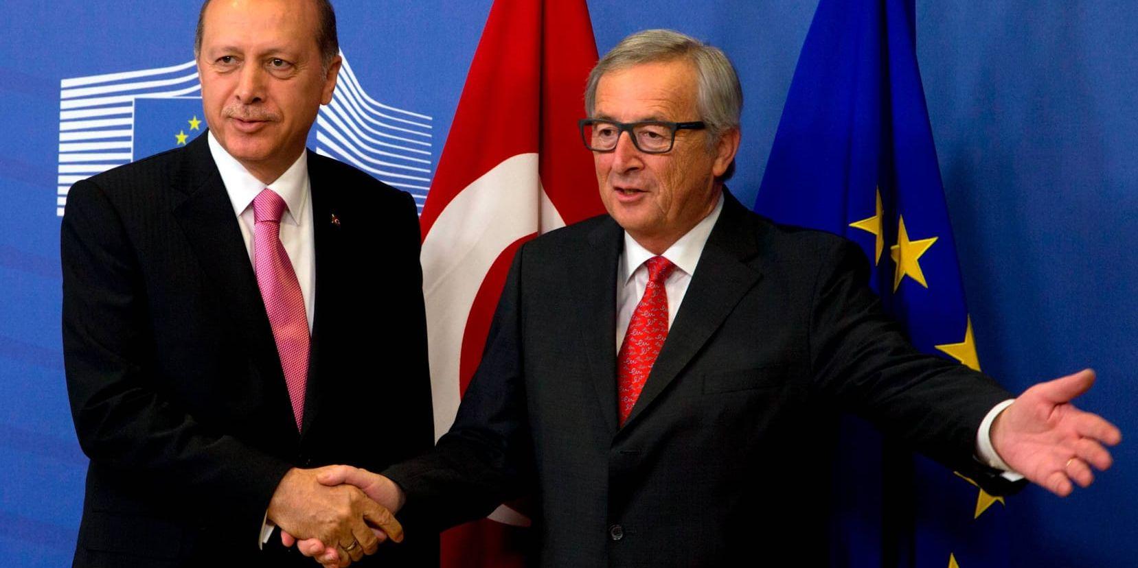 Turkiets president Recep Tayyip Erdogan och EU-kommissionens ordförande Jean-Claude Juncker på en bild från hösten 2015.