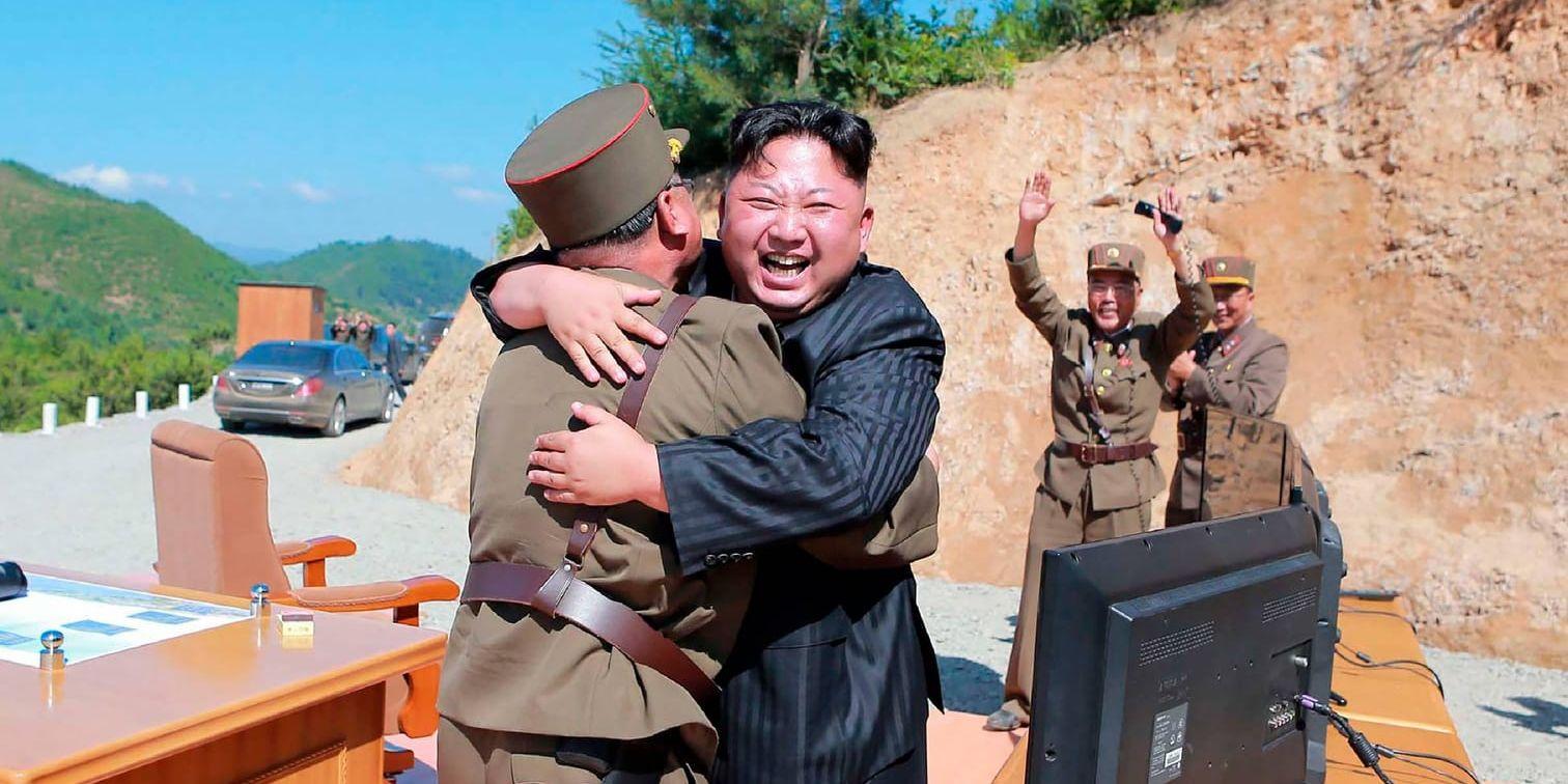 Den nordkoreanska diktatorn Kim Jong-Un firar landets robottest den 4 juli. Enligt den statliga nyhetsbyrån KCNA ska Kim Jong-Un ha beskrivit den interkontinentala roboten som en present till de "amerikanska skitstövlarna".