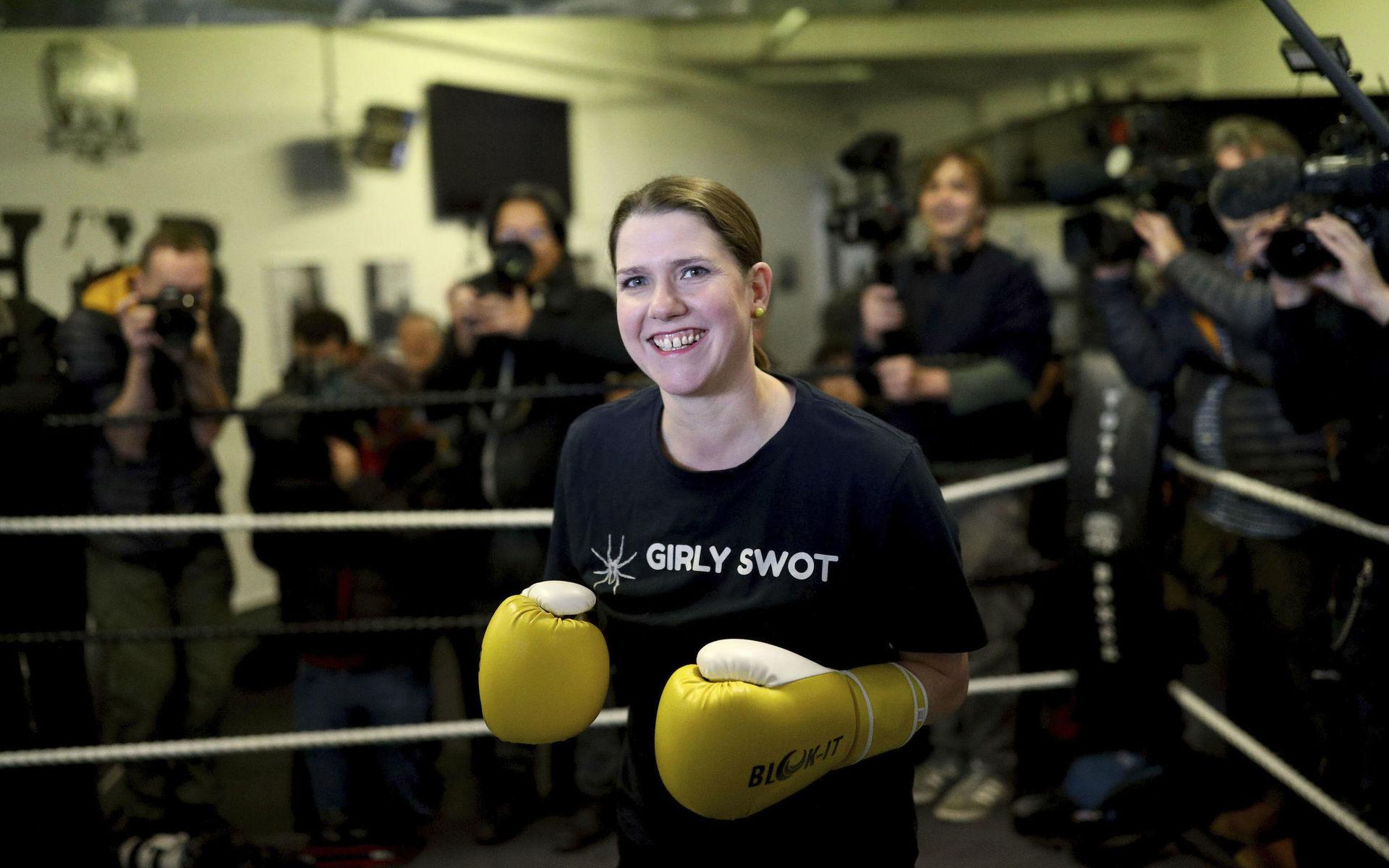Britain&apos;s opposition party Liberal Democrats leader Jo Swinson visits boxing gym Total Boxer, which offers training to young people as a means of keeping them away from violence, during General Election campaigning in London, Wednesday Nov. 13,2019. Britain&apos;s Brexit is one of the main issues for voters and political parties as the UK goes to the polls in a General Election on Dec. 12. (Aaron Chown/PA via AP)  LON813