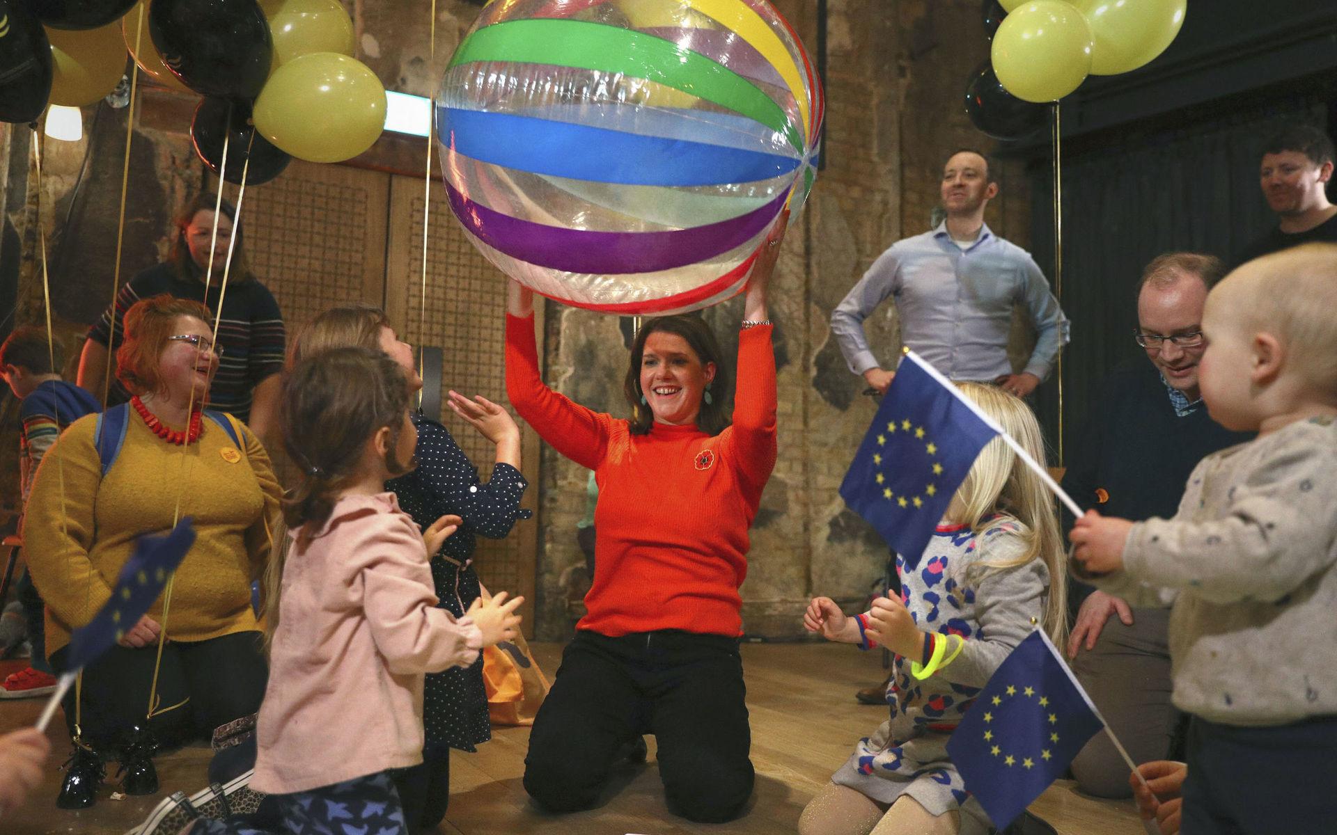 Britain&apos;s Liberal Democrats leader Jo Swinson plays with children at the Battersea Arts Centre in Lavender Hill, while on the General Election campaign trail in London, Saturday, Nov. 9, 2019. Britain goes to the polls on Dec. 12.  (Aaron Chown/PA via AP)  AMB830