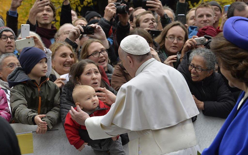 Påve Franciskus hälsar på åskådare vid Kungshuset i Lund. Foto:Jonas Ekströmer / TT 
