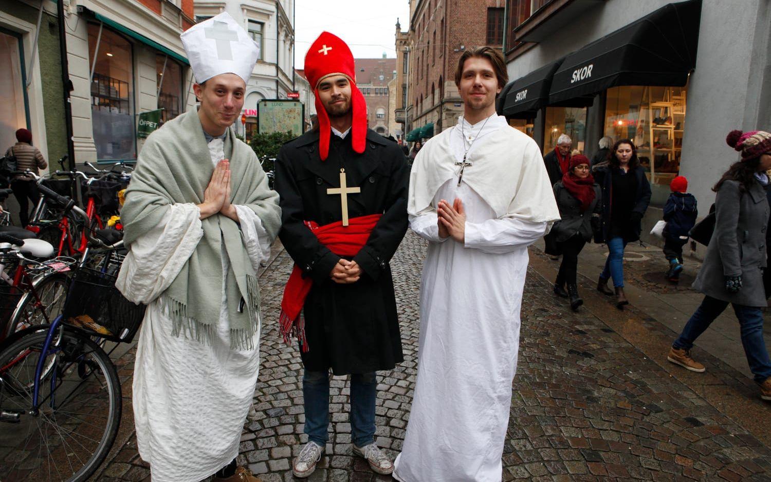 Karl Jonsson, Morgan Mordeér och Karl Grange iklädd påvekläder under påve Franciskus besök i Lund. Foto: Drago Prvulovic / TT 