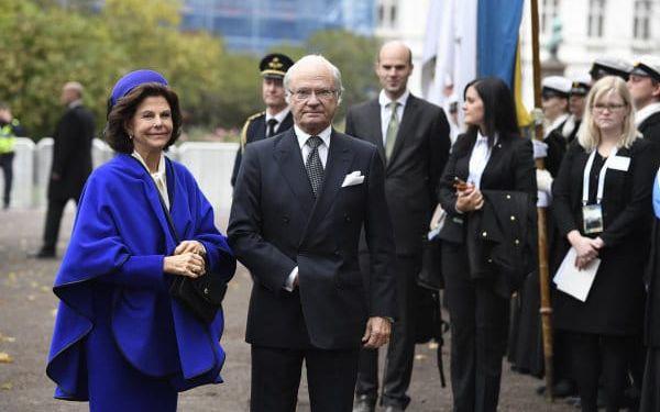 Drottning Silvia och kung Carl Gustaf på plats för att träffa påven. Foto: Jonas Ekströmer/TT