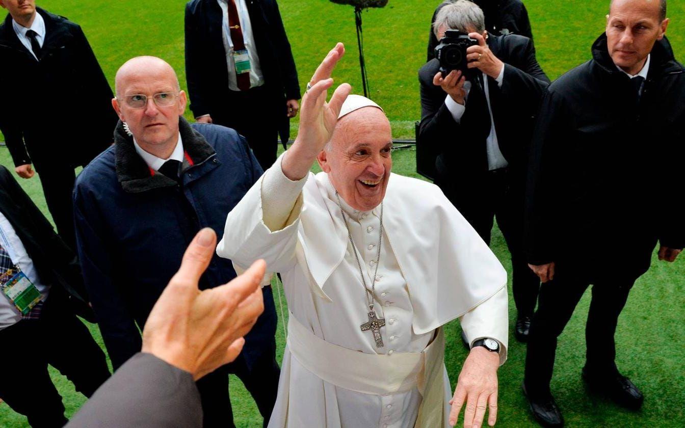 Påve Franciskus tog flera varv runt stadion och hälsade på och välsignade de många besökarna. Bild: Jonas Ekströmer/TT
