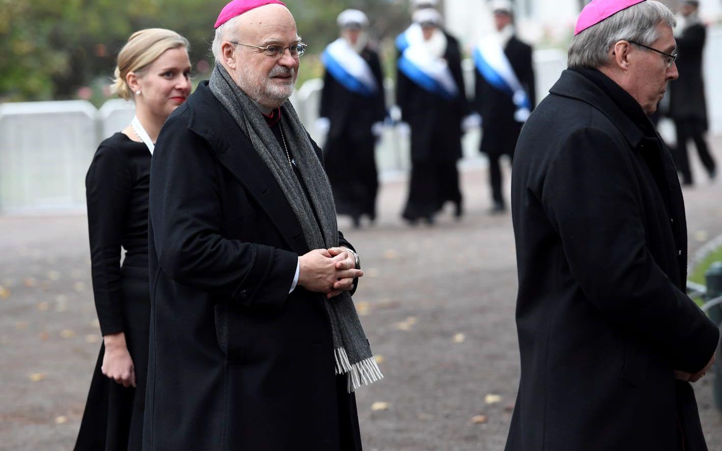 Sveriges katolske biskop Anders Arborelius på väg den enekumeniska mässan i Lunds domkyrka. Foto:Jonas Ekströmer / TT