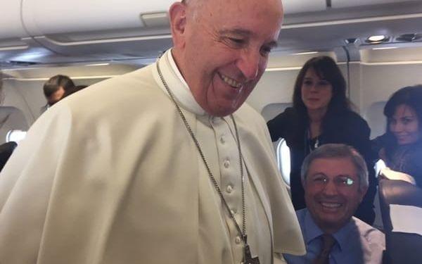 Påve Franciskus i flygplanet. Bild: TT