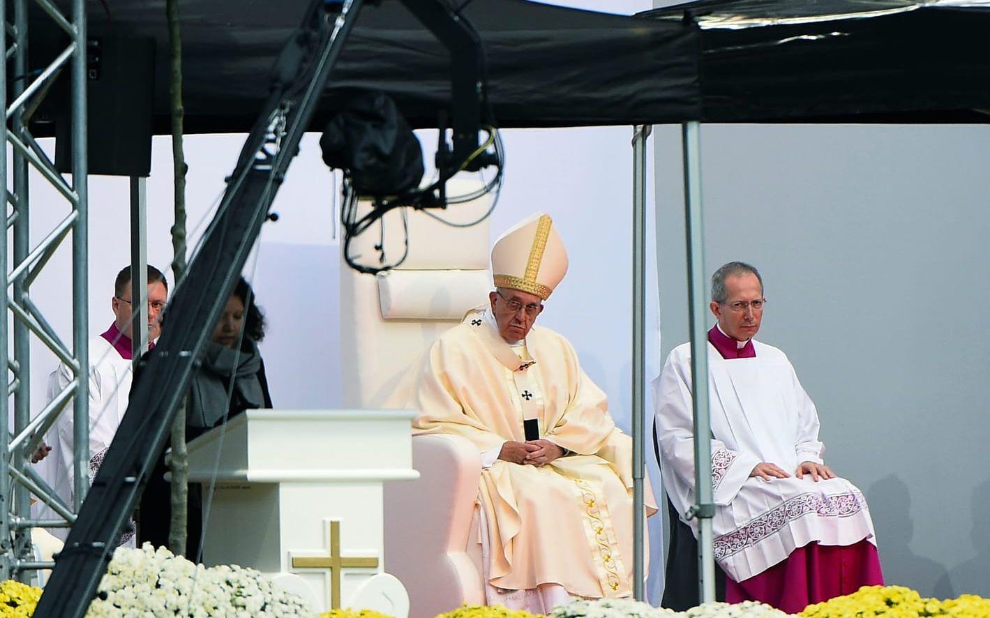 Påve Franciskus under den katolska mässan ska hållas under förmiddagen på Swedbank arena i Malmö. Foto: Emil Langvad / TT 